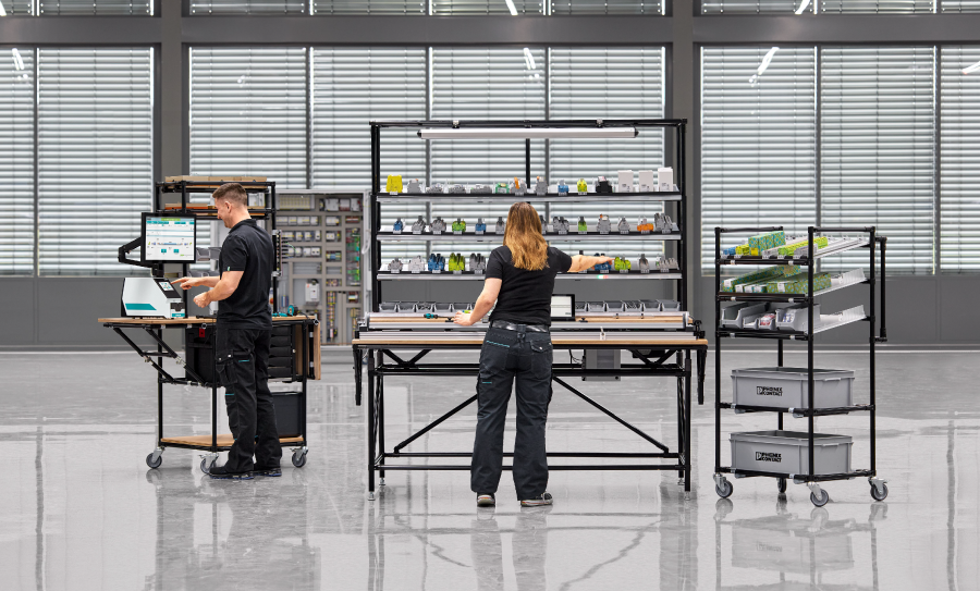 Nuevos sistemas modulares de puestos de trabajo para procesos eficientes en la construcción de armarios de distribución